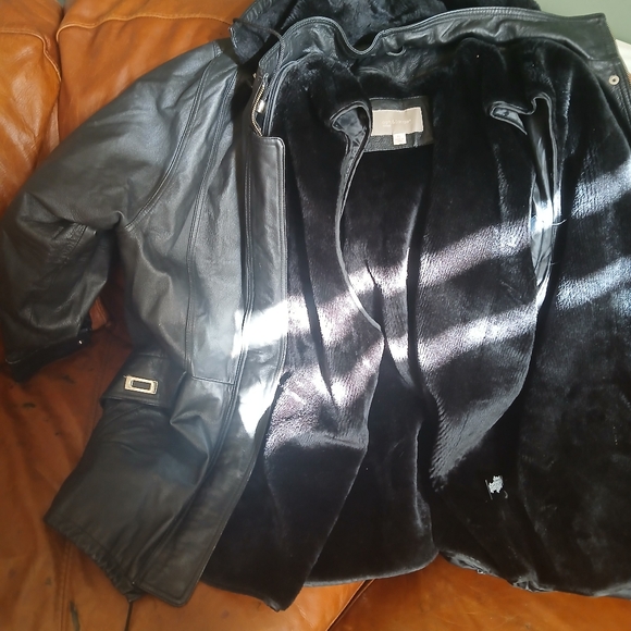 Leather jacket with a zippable fleece lining - Picture 6 of 6